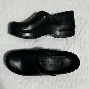 NEW Dansko Pro Leather Clogs - 39 Wide